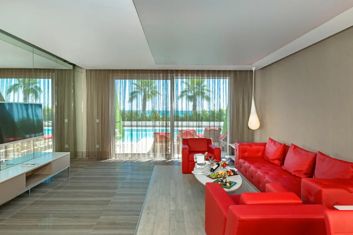 Eve Villa — Oda 200 m² büyüklüğünde olup, sauna ve havuza doğrudan erişim sağlayan bir teras sunar.