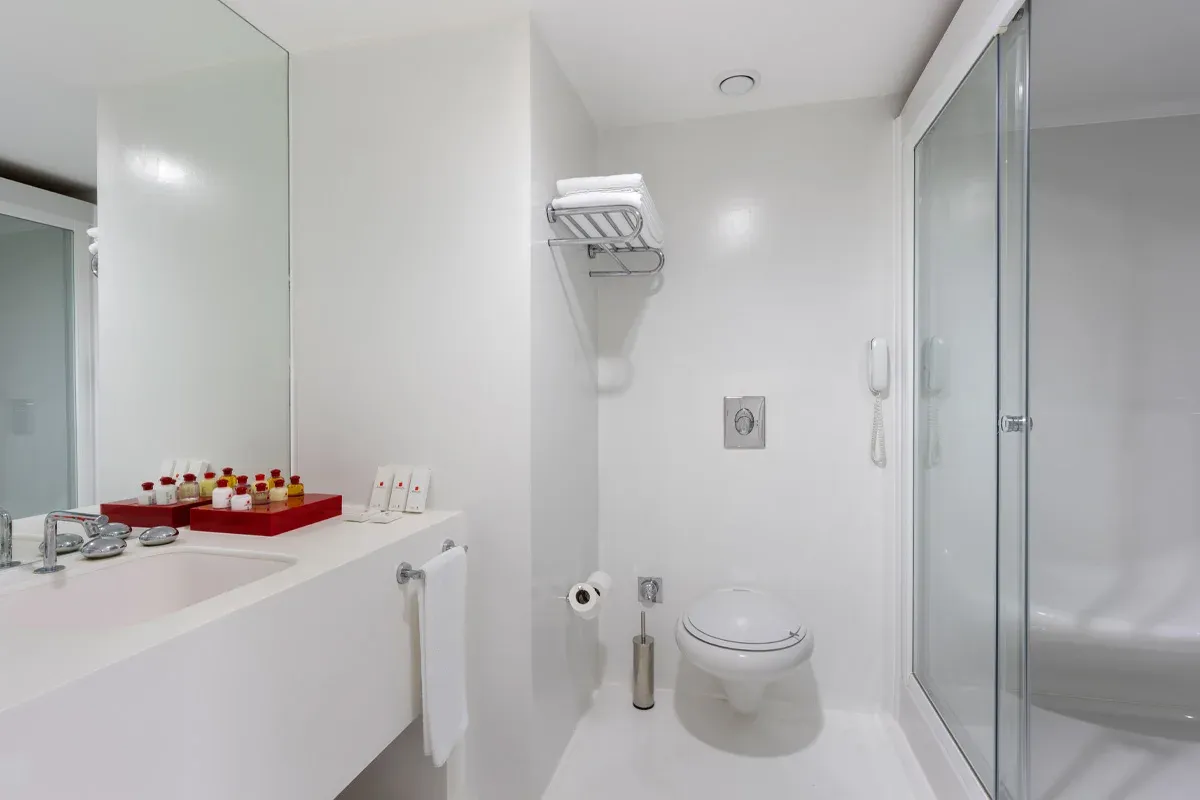 King Suite — Oda 500 m² büyüklüğünde olup, sauna ve havuza erişim sağlayan geniş bir terasa sahiptir.